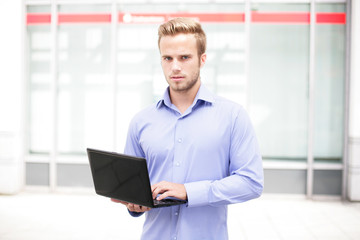 Junger Mann mit Laptop