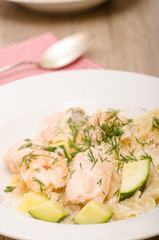 Lachs mit Garnelen, Zucchini und Nudeln