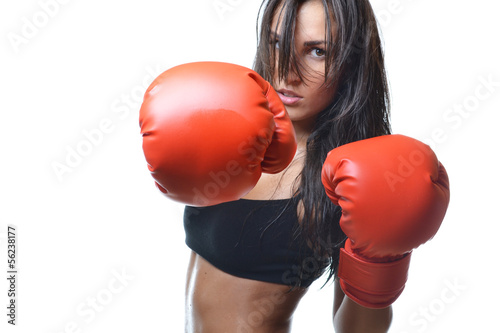 девушка спортсменка перчатки боксерская груша загрузить
