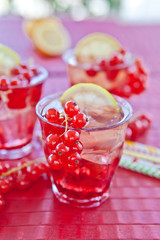 Frische Limonade mit Johannisbeeren