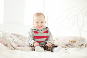 Fototapeta premium Small boy plays in white studio