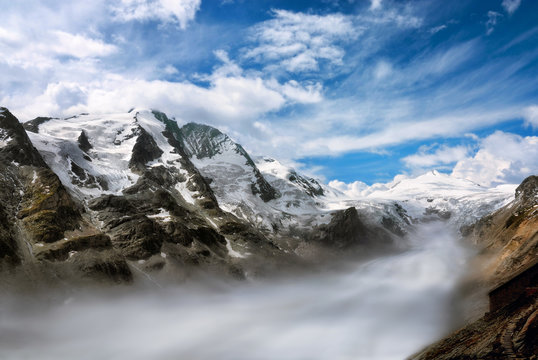 Bergkette mit Nebel im Tal