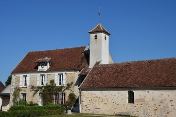 Fototapeta na wymiar Eglise et Mairie de Hautefeuille en Seine-et-Marne
