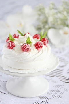 Meringue with red currant