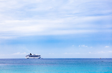 Fototapeta premium Luxury cruise ship in the sea
