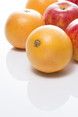 グレープフルーツと林檎のクローズアップ