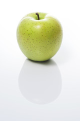 白背景に青林檎のアップ