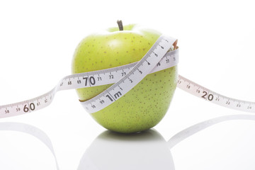 白背景に青林檎と巻尺