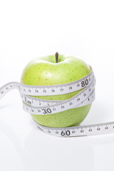 巻尺を巻いた青林檎