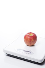 白背景に体重計と林檎