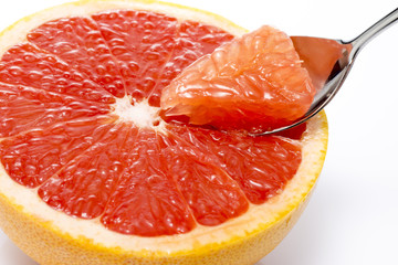 スプーンですくったグレープフルーツ