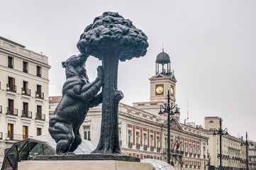 Obraz premium Bear and Strawberry Tree at Madrid, Spain