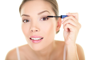 Obraz na płótnie Canvas Beauty makeup woman putting mascara eye make up