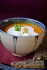 Schale mit Kürbissuppe
