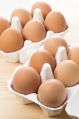 紙容器にはいった複数の生卵