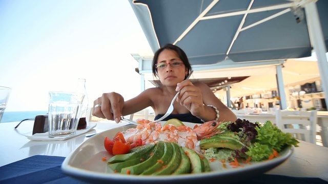 Frau im restaurant