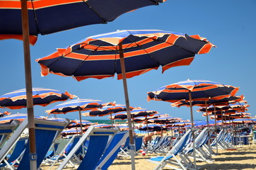 Kolorowe parasole i leżaki na plaży w Marina di Pisa, Włochy