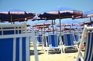 Kolorowe parasole i leżaki na plaży w Marina di Pisa, Włochy