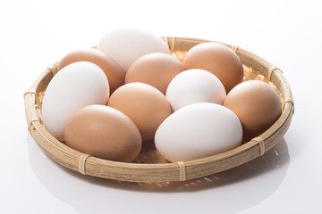笊の中の複数の卵