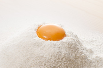 小麦粉に落とした卵