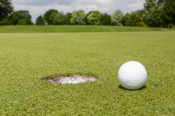 Golf - Golfball am Loch