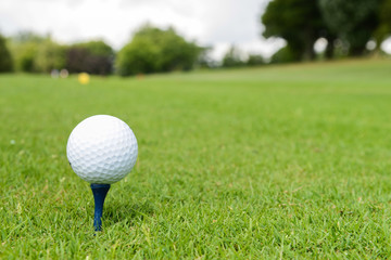 Golfen - Golfball auf Tee