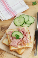 Toast mit Leberwurst und Gurke