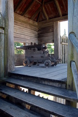 Fototapeta na wymiar Cannon na ścianie w Fort Michilimackinac