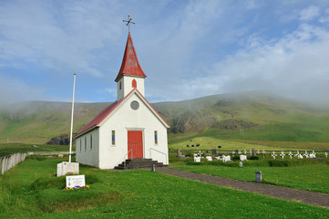 Fototapeta na wymiar Islandia - kościół niedaleko Vik - Dyrholaey wybrzeżu