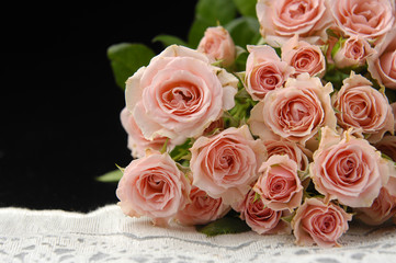 Obraz na płótnie Canvas pink roses with silk on black background