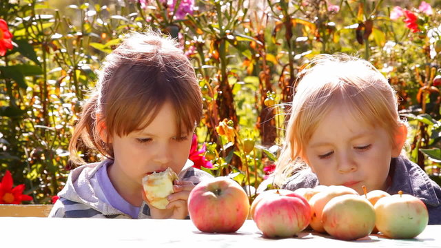 две девочки с яблоками, едят разговаривают