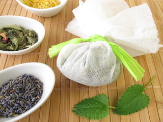Badesäckchen mit Kräutern