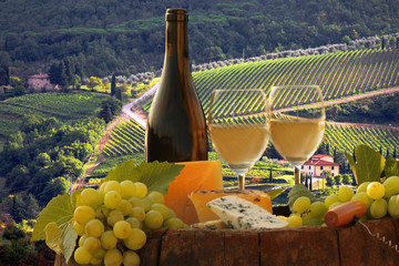 Fototapety  Białe wino z beczką w winnicy, Chianti, Toskania, Włochy