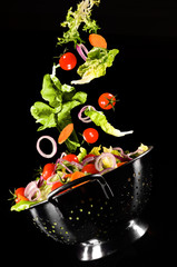 bunter Salat in Sieb fallend