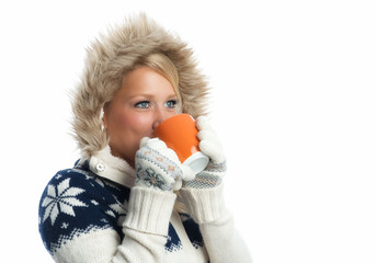 Blonde Frau trinkt aus Tasse