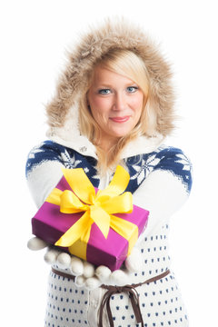 Blonde Frau überreicht Geschenk