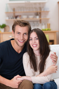 glückliches junges paar in ihrem apartment