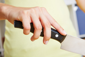 Hand hält Messer am Griff