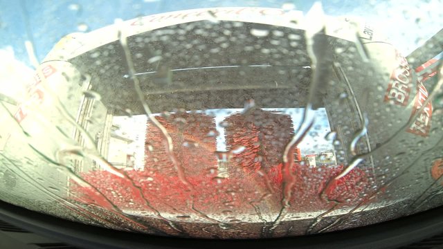 Time-lapse du Lavage rapide aux rouleaux dans une station service