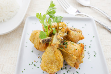 Chicken wings Fried in white dish on table