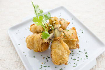 Chicken wings Fried in white dish on table