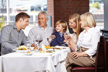 Familie beim Lunch im Restaurant