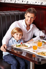 Vater und Sohn im Restaurant