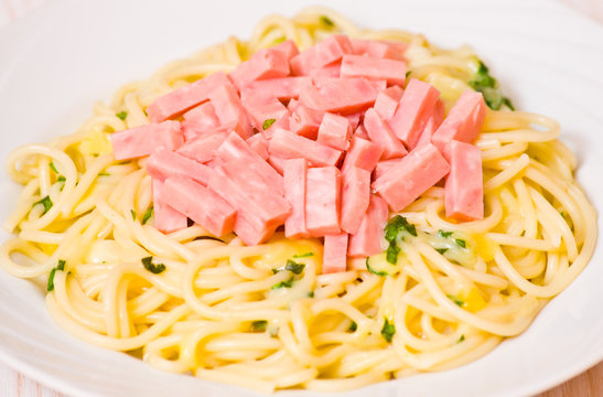 spaghetti with ham, cheese and basil
