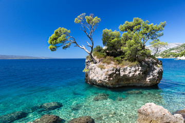 Obrazy na Plexi  Chorwacka plaża w słoneczny dzień, Brela, Chorwacja