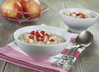 Oatmeal with caramelized apples