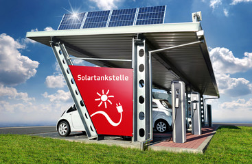 Große Solartankstelle mit Elektroautos Solarenergie Landschaft