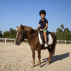 Ni&ntilde;o montado en caballo