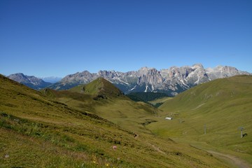 Fototapeta na wymiar catena montuosa dolomitica