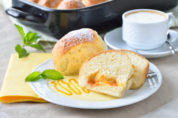 Frische Buchteln als Dessert mit Cappuccino